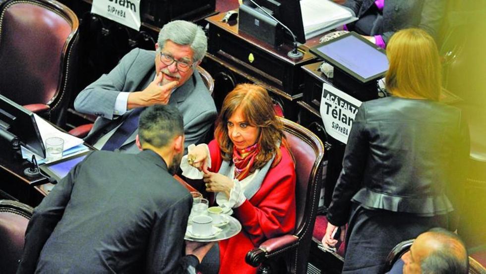 Senado da "carácter secreto" a información judicial de Fernández