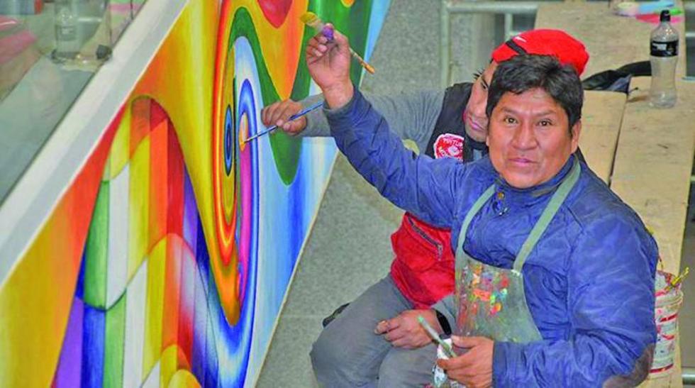 Muralistas hacen obras para la Casa Grande del Pueblo
