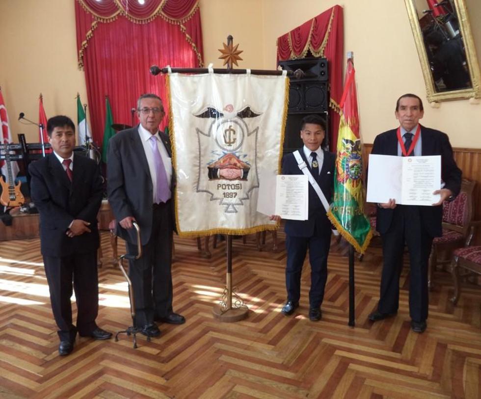 Club Internacional otorga distinciones