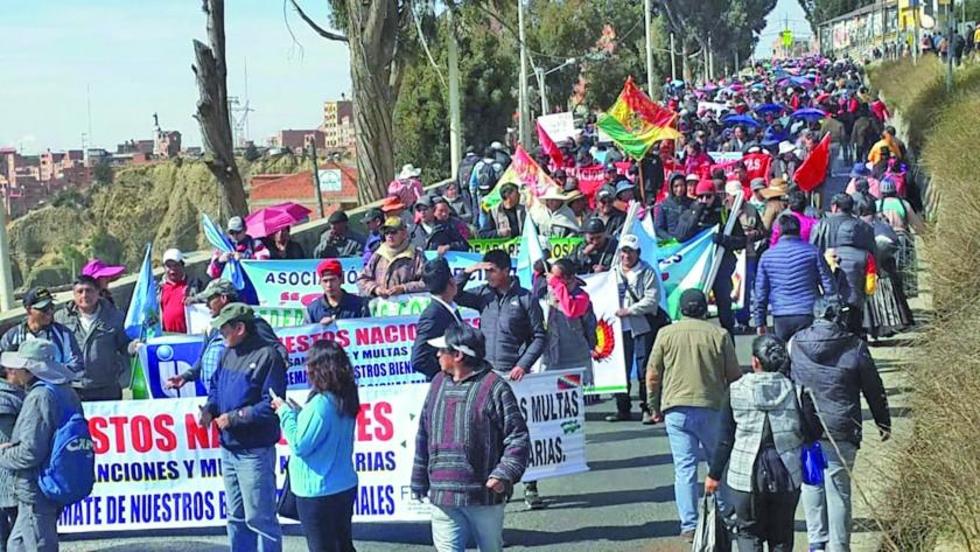 Gremiales y transporte piden un nuevo Código Tributario