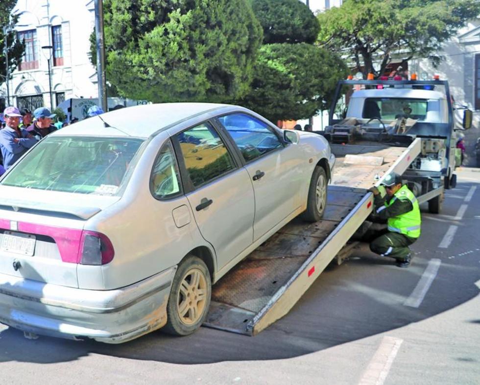 Vuelven a utilizar grúa para los vehículos