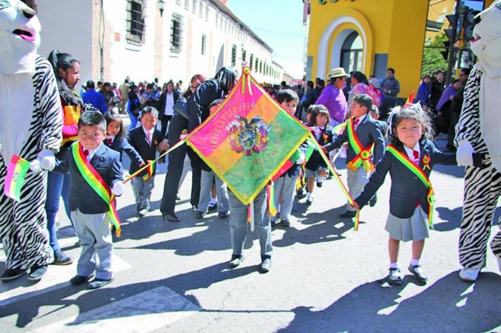 Desfile del Día de la bandera tendrá más de 60 unidades