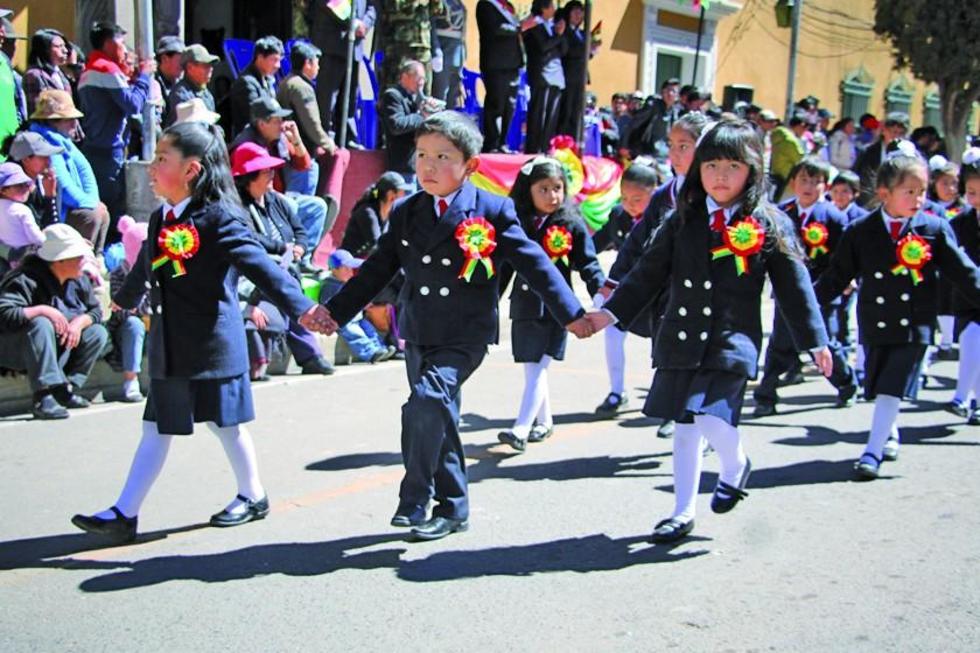 Escolares rinden su  homenaje a la Bandera