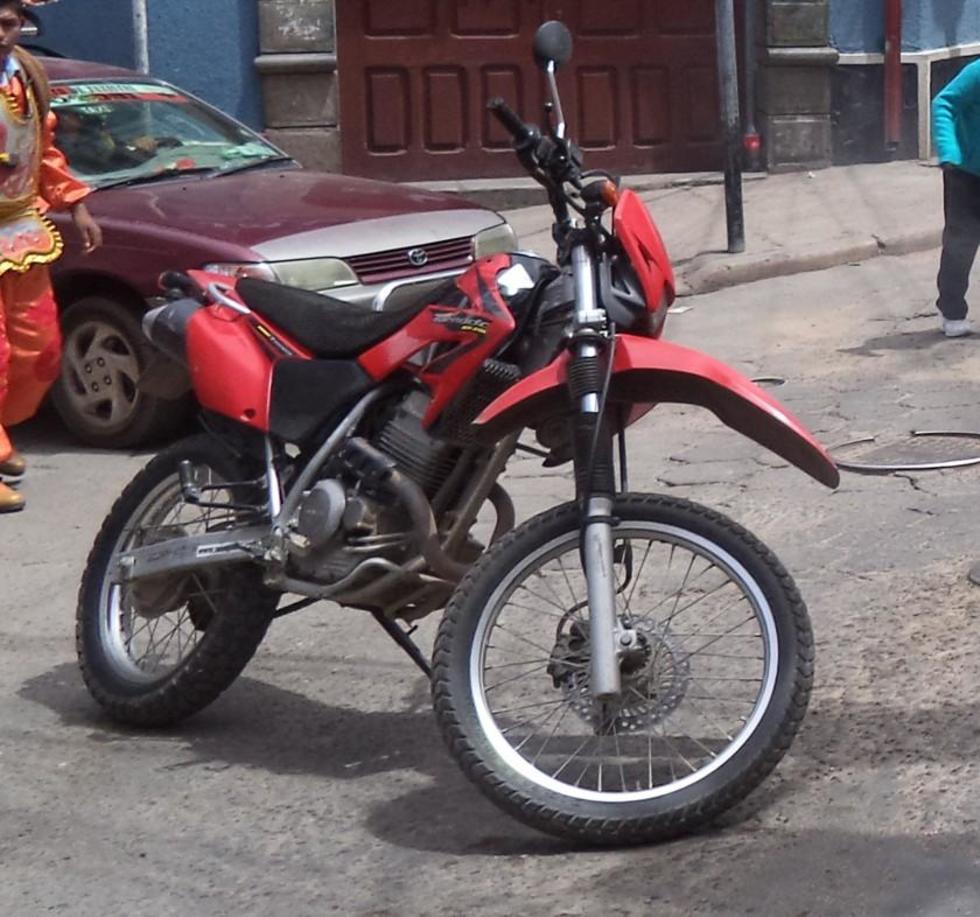 Buscan a los delincuentes que robaron una moto