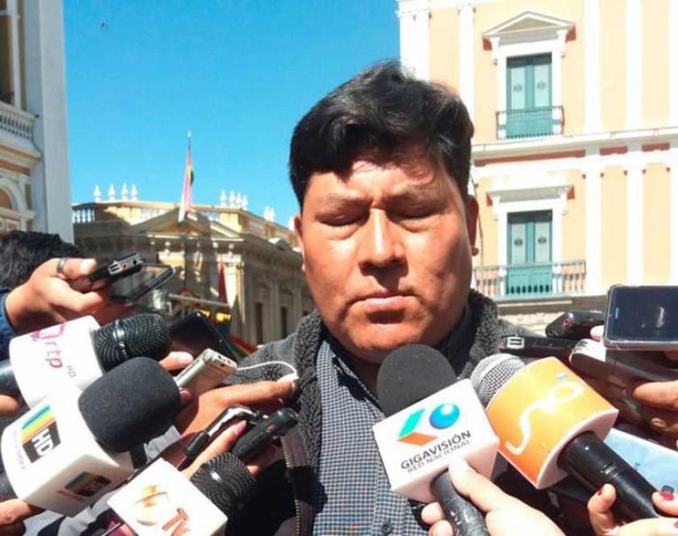 El MAS expulsa con ignominia al diputado que se desnudó