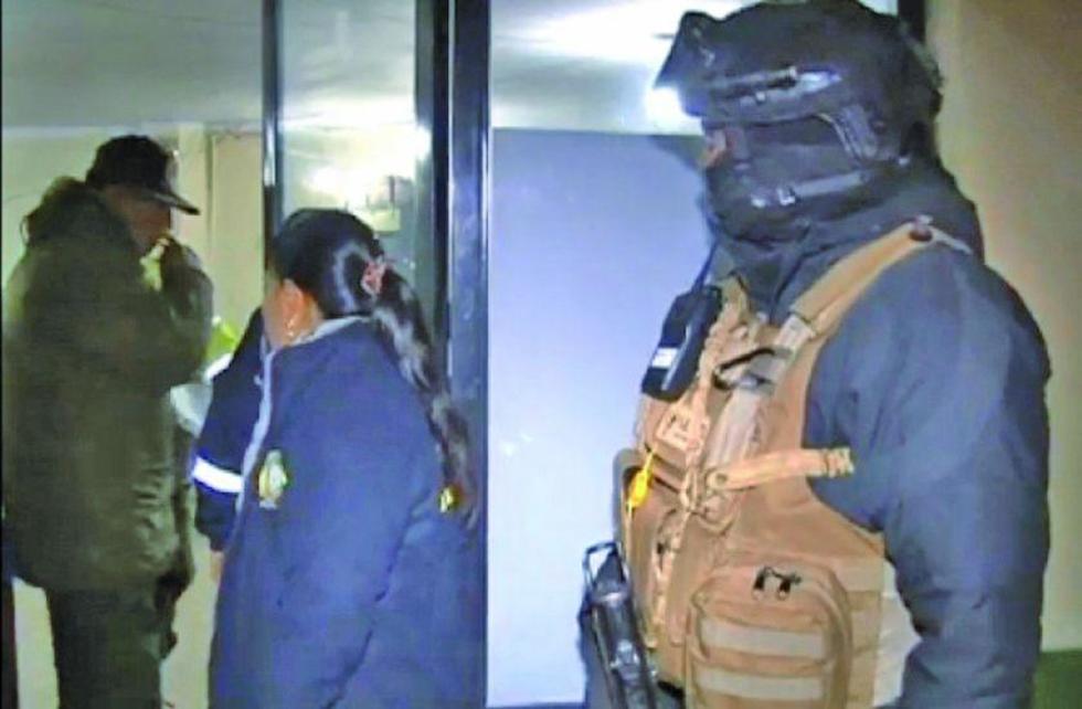 Arrestan a dos personas por alarmar sobre una bomba