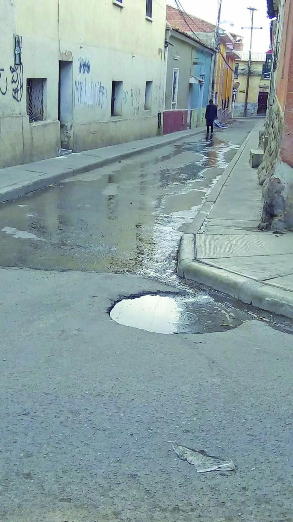 Reportan filtración de agua y exigen una pronta solución