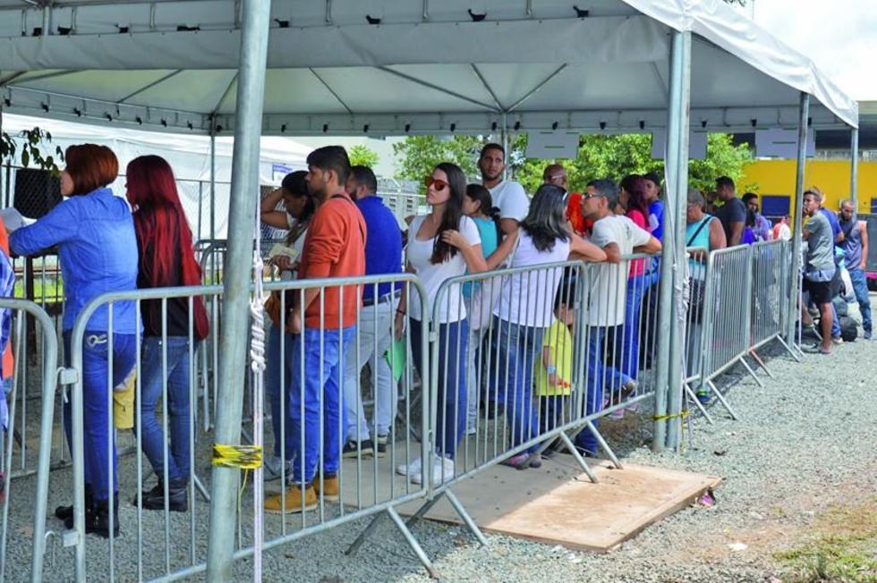 Miles de venezolanos huyen de Brasil tras incidentes violentos
