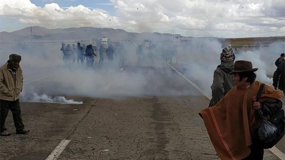 La Policía rompe bloqueo en el camino Oruro - La Paz