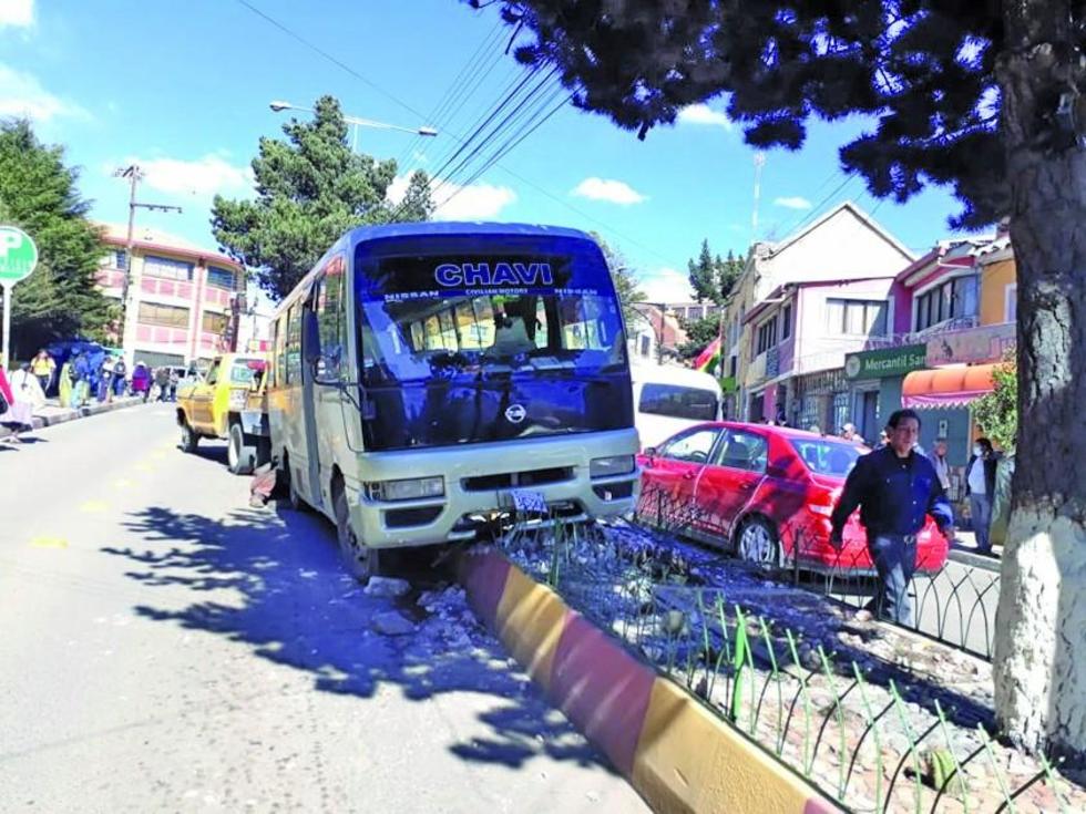 Un microbús se estrella  contra una jardinera