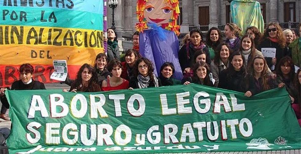 Recogen firmas para referendo  en favor del aborto en Argentina