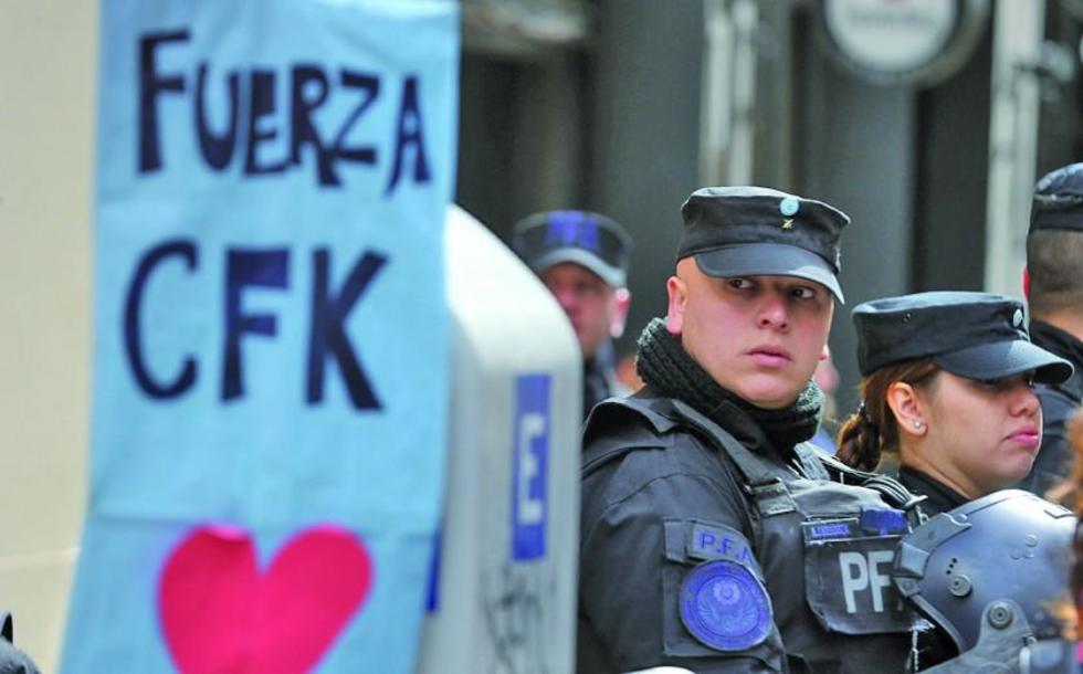 Registran las casas de Cristina Fernández por caso corrupción