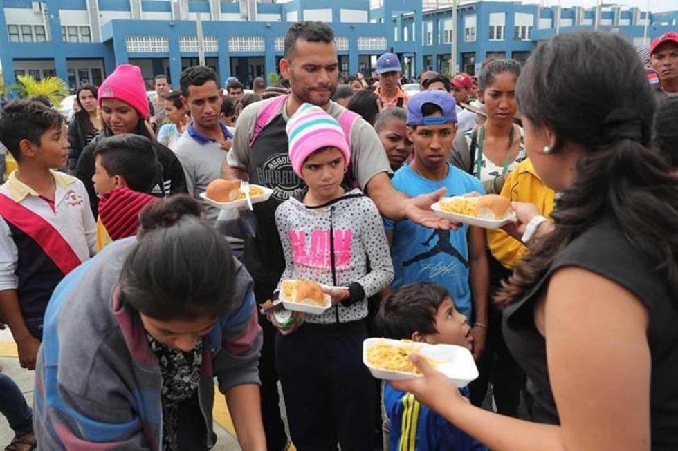 Migrantes venezolanos entran a Ecuador sin pasaporte tras fallo