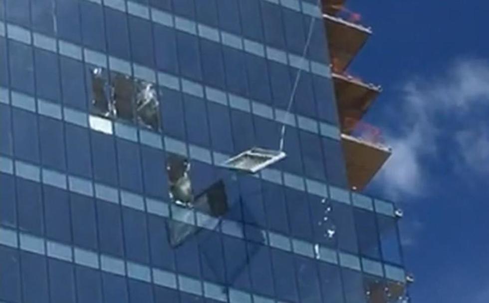 Fuertes vientos ocasionan destrozos en un edificio