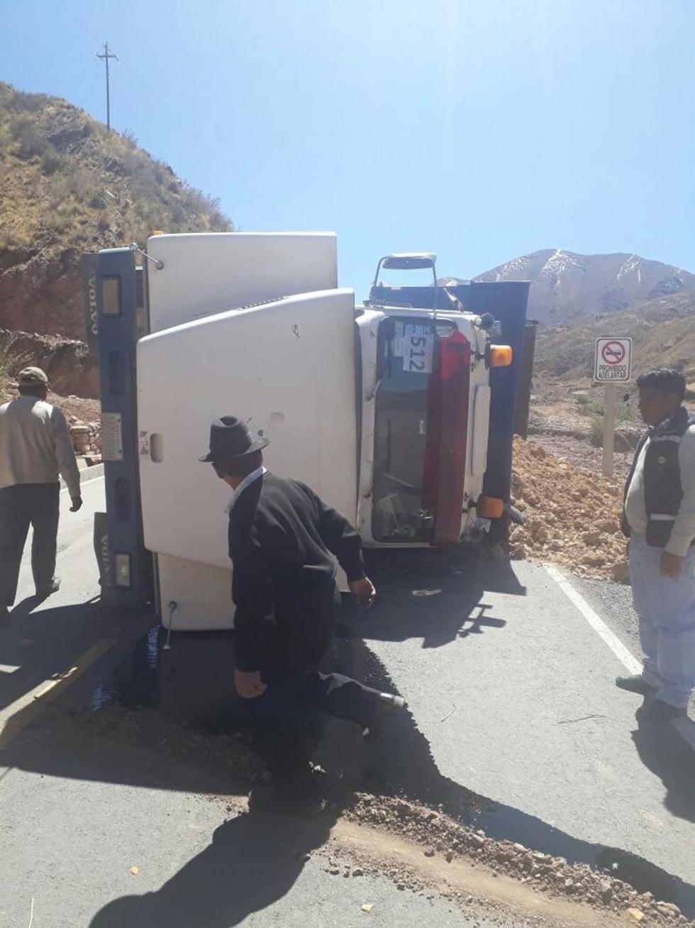 Un volquete vuelca con mineral y no hay heridos