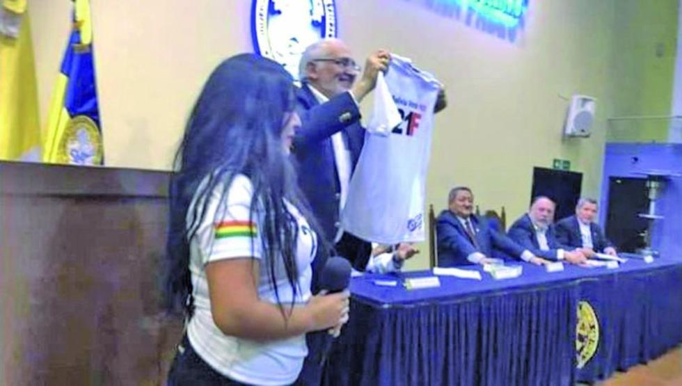 Mesa ve maquiavélica estrategia de forzar primarias y diluir el 21F