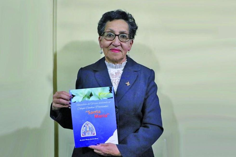  Presentaron el poemario “Ramillete de versos” 