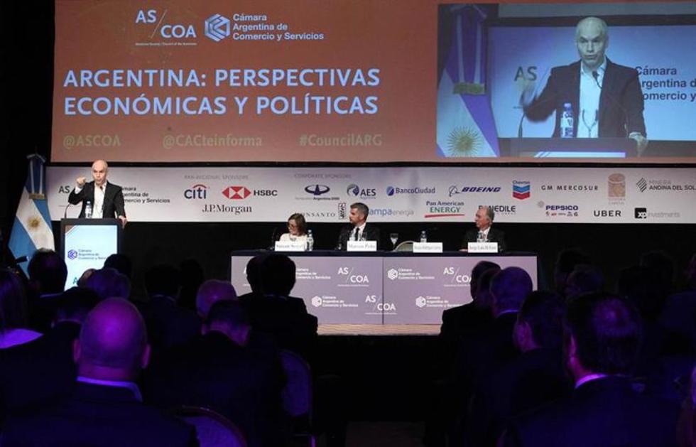 Argentina intenta frenar la caída de su moneda frente al dólar