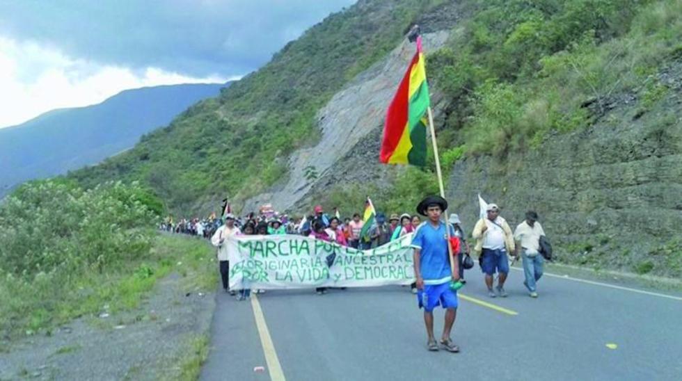 Marcha rechaza diálogo propuesto por el defensor y exige la renuncia de Evo