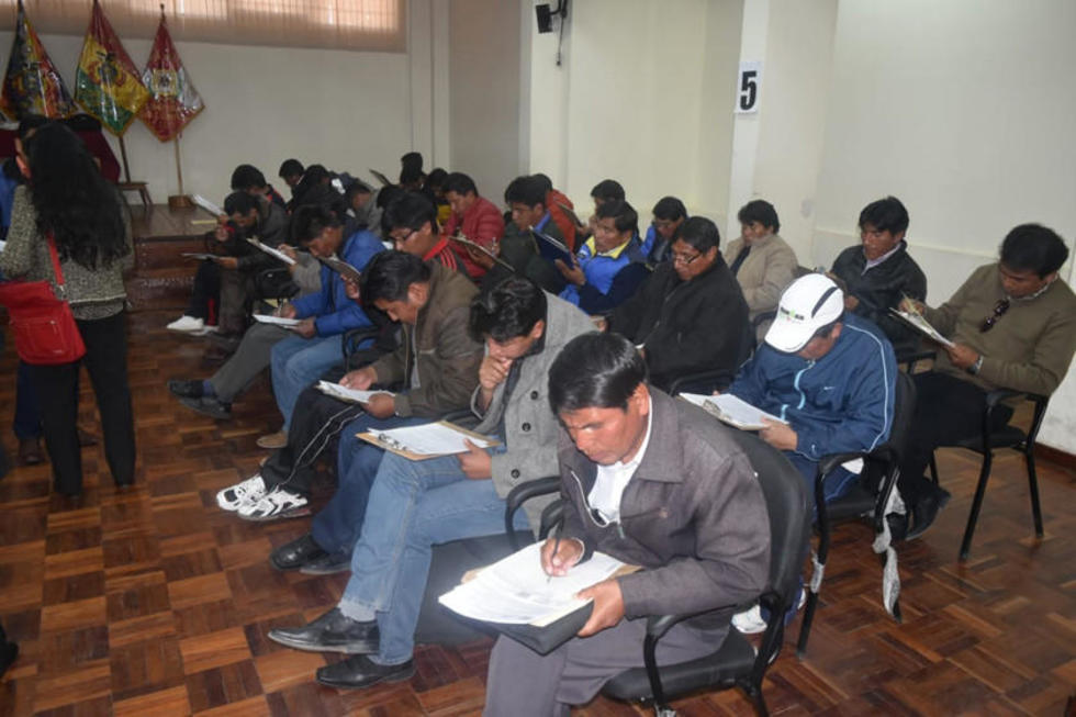 Postulantes a direcciones rinden examen