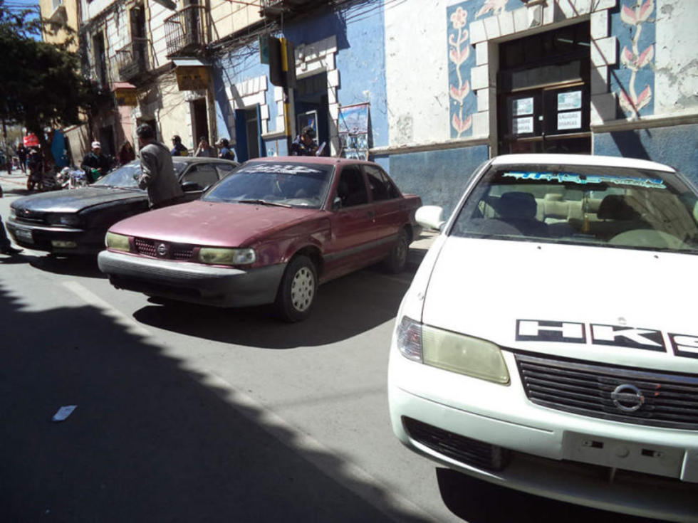 Diprove entrega vehículos chutos a la Aduana de Potosí