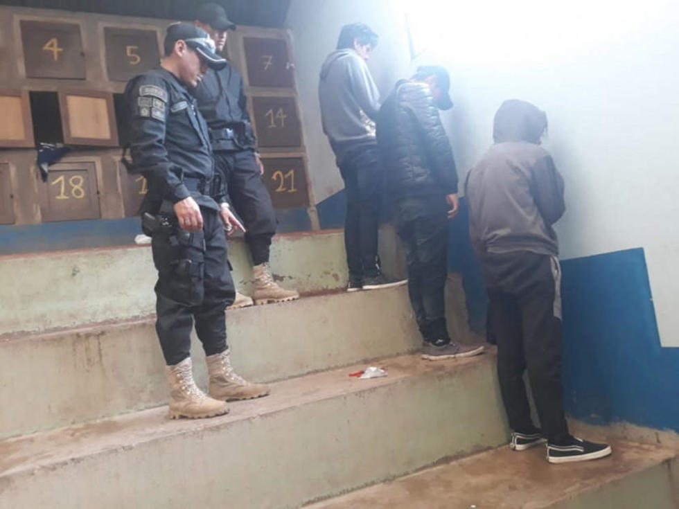 Menores se drogaban en una piscina de Miraflores
