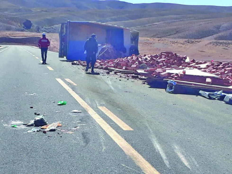 Camiones cargados de ladrillos y bórax vuelcan por exceso de velocidad