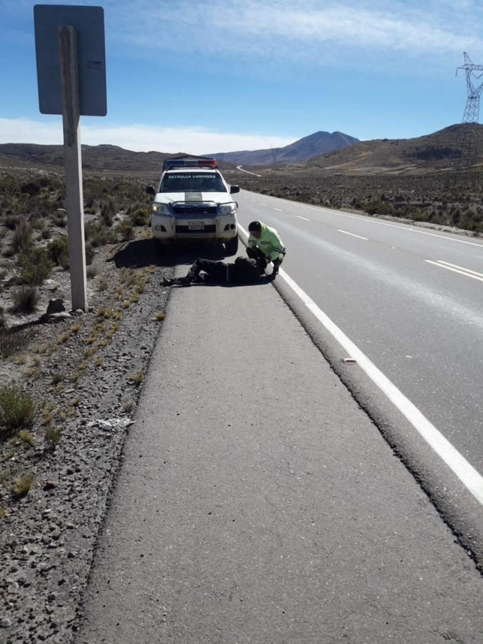 Hallan a una persona malherida en plena carretera
