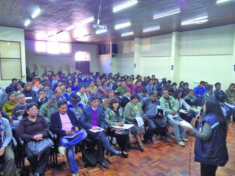Capacitan a las juntas y direcciones sobre manejo de fondos escolares