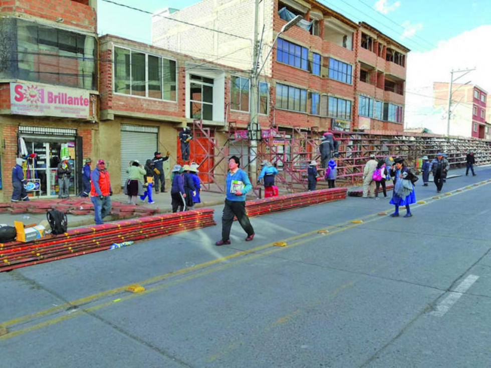 Comienzan a desarmar las graderías de la avenida Sevilla