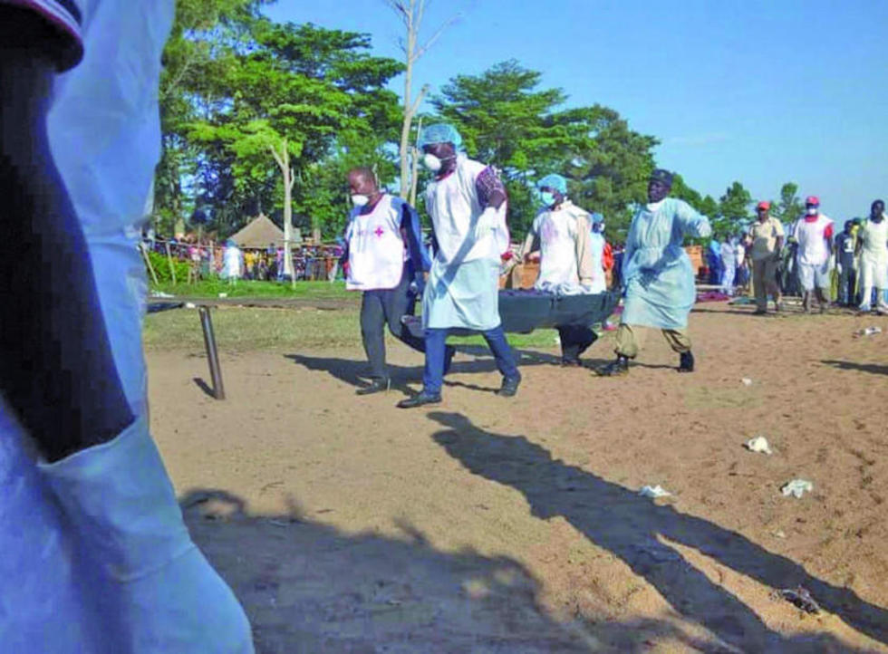 Sube a 131 muertos en naufragio de un ferri en lago de Tanzania
