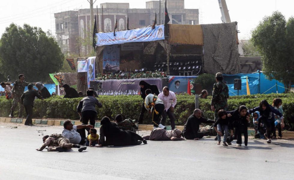 Atentado terrorista en desfile militar deja 25 muertos en Irán