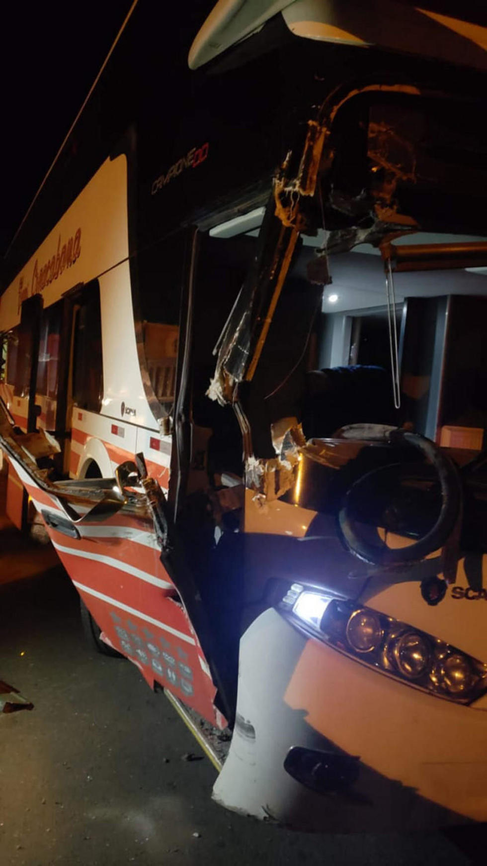 Flota de pasajeros choca contra una chata