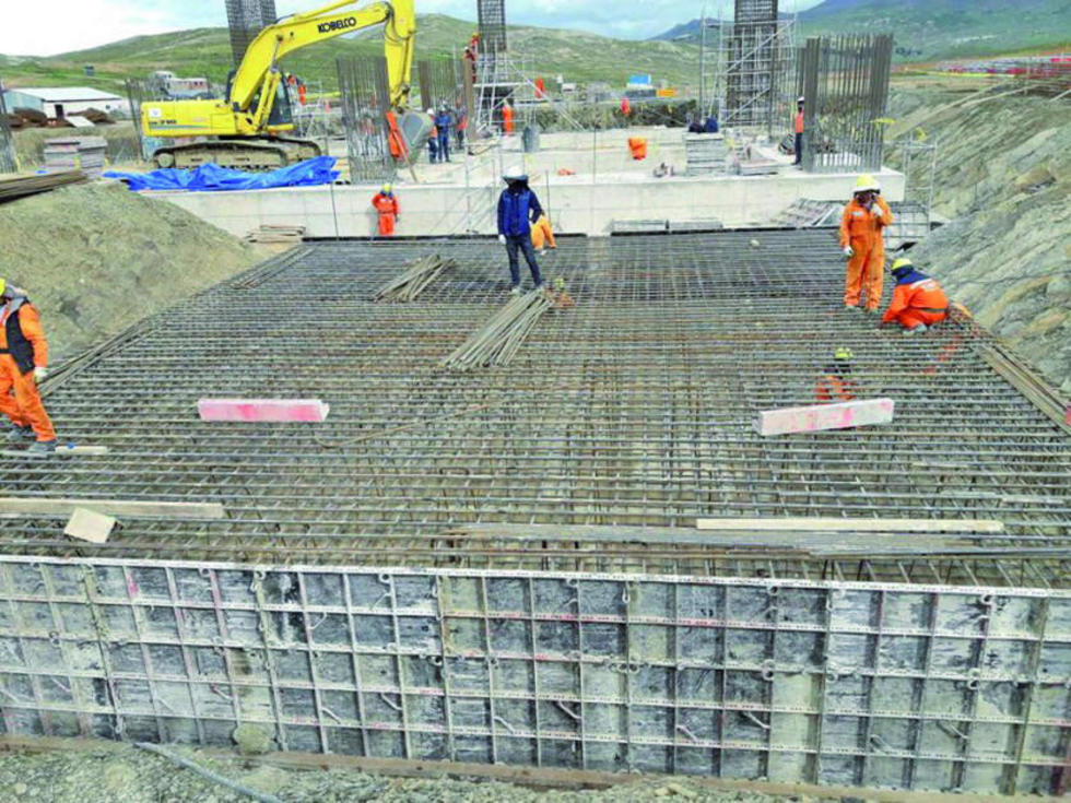 Trabajadores exigen el pago de sueldos en la cementera