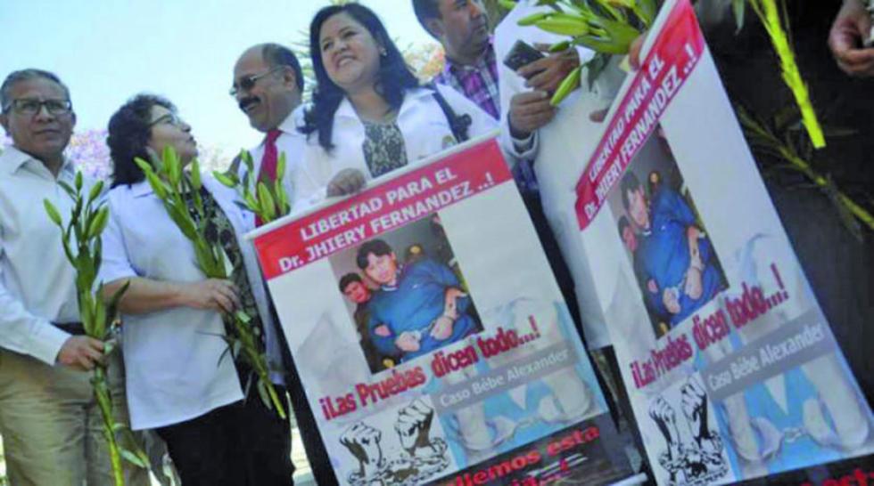 Médicos de Bolivia cumplen paro en defensa de Jhiery Fernández
