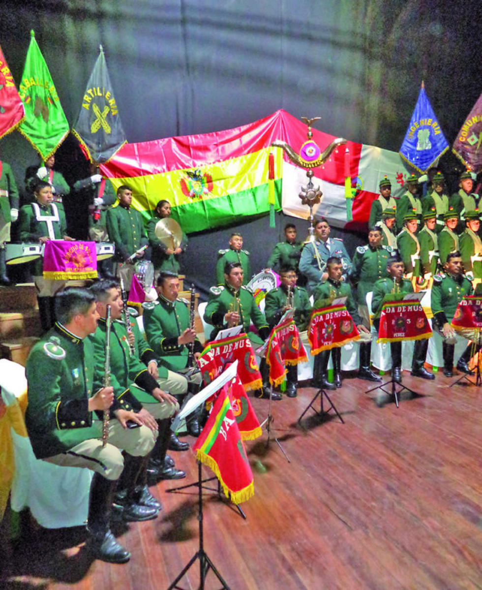 Una retreta de gala festeja aniversario del RI 3 Pérez