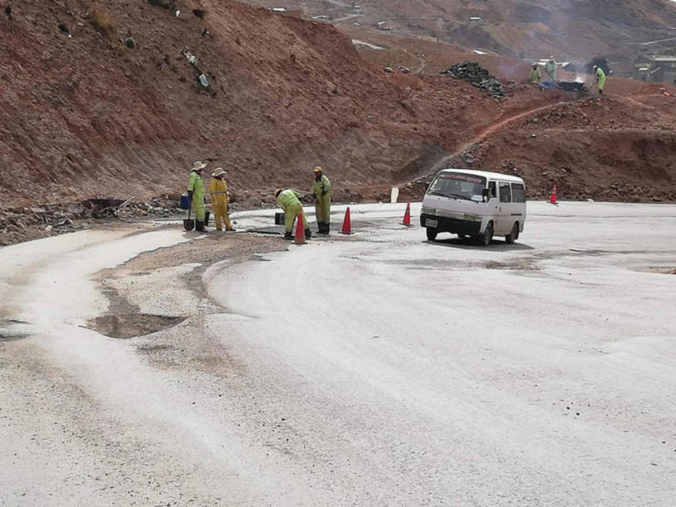 Trabajadores recapan la vía en Pailaviri