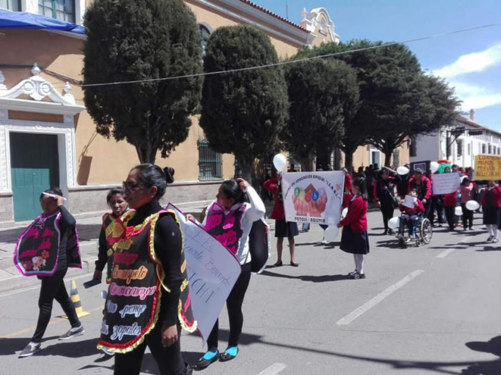 Escuelas apoyan a la persona sorda en un desfile