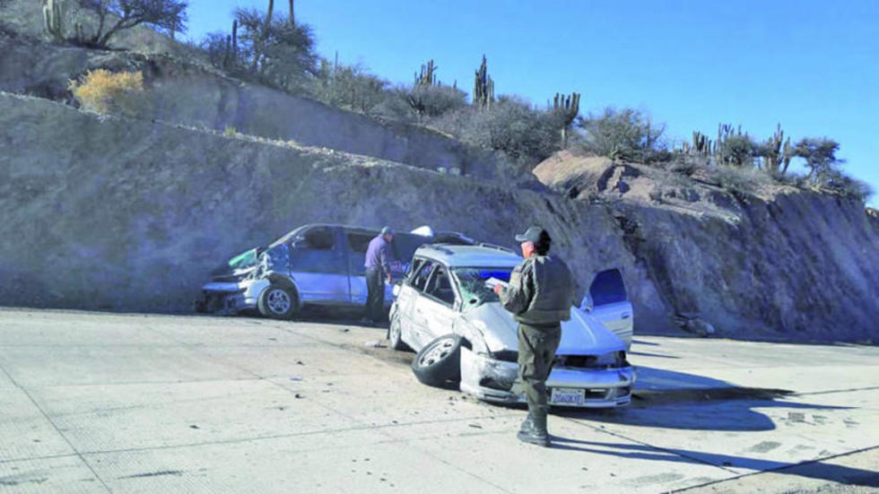 Exceso de velocidad ocasiona choque frontal de vehículos de pasajeros
