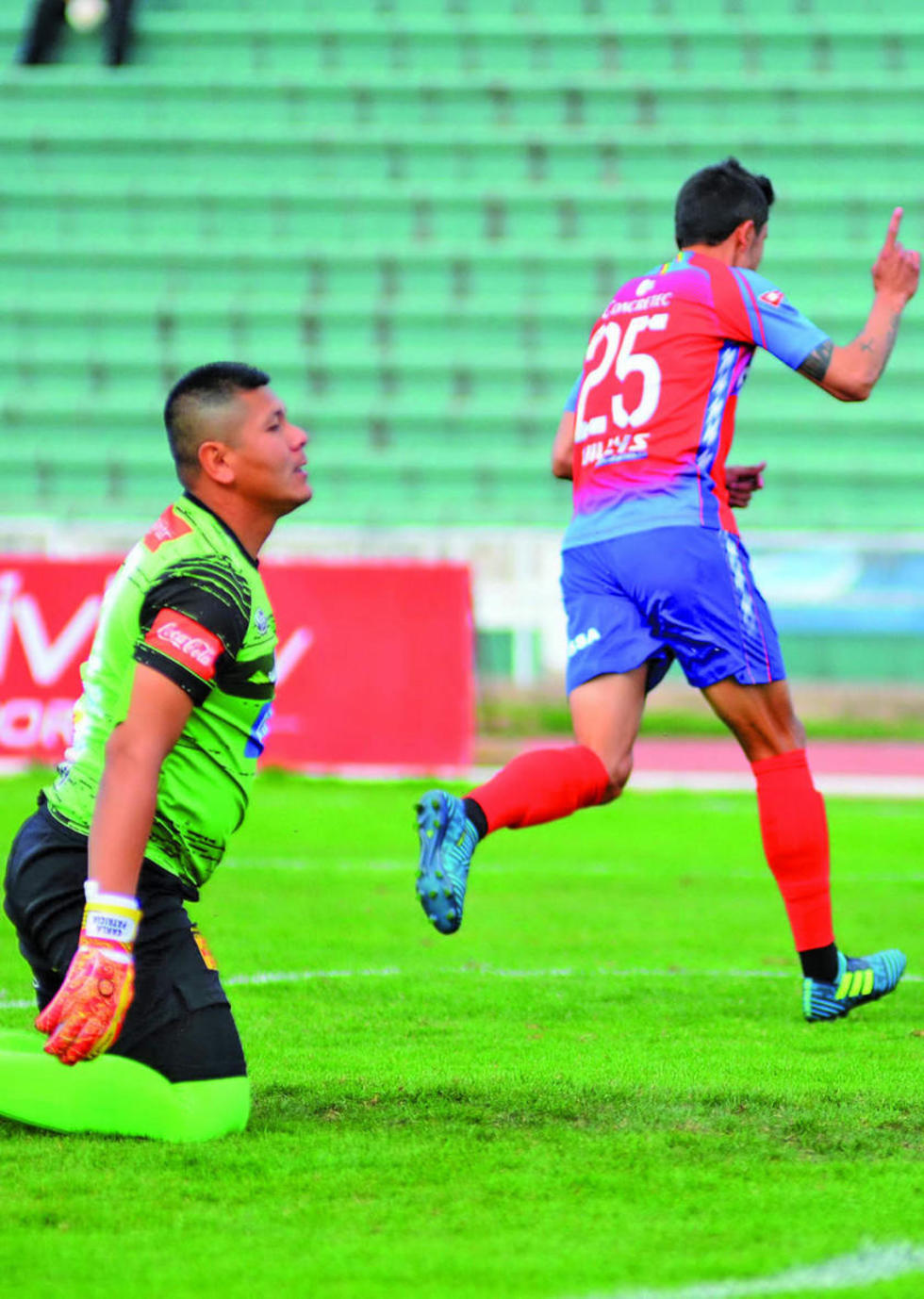 Universitario sale del fondo tras vencer a Destroyers 
