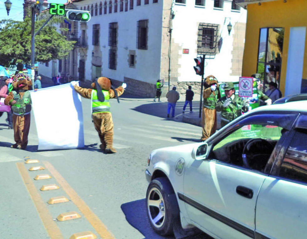 Sancionarán con Bs 100 a quienes usen celular conduciendo