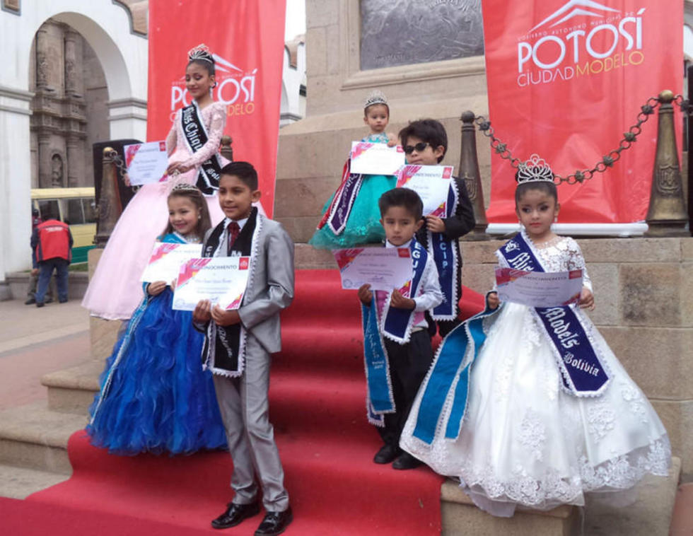 Alcaldía reconoce a niños que logran títulos de belleza