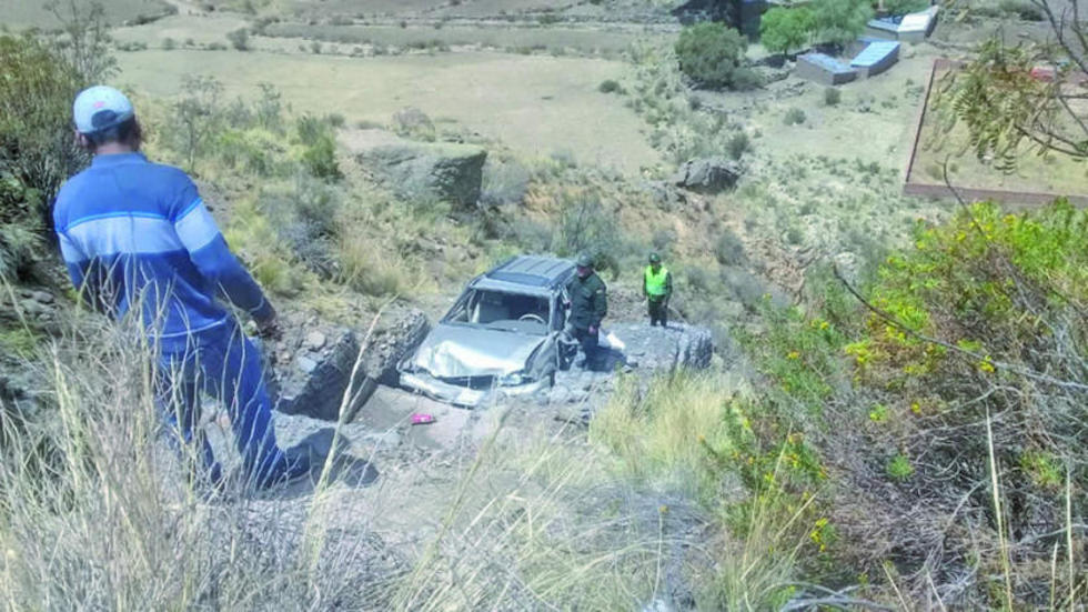 Una persona muere tras embarrancarse una vagoneta