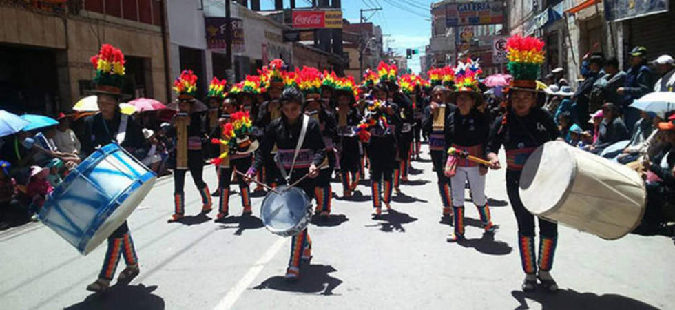 La entrada folclórica estudiantil en Oruro muestra cultura y devoción