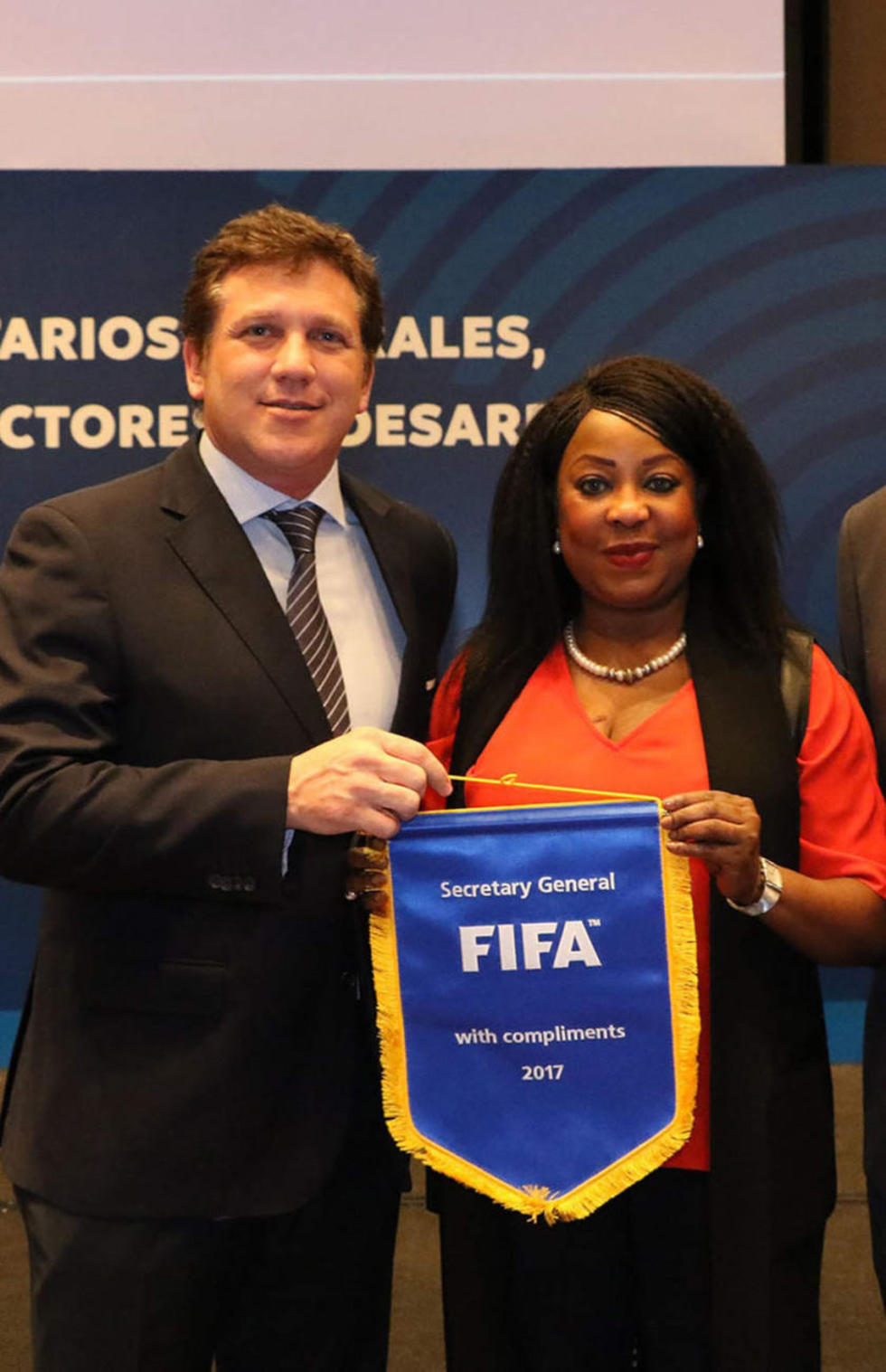 FIFA vuelve a amenazar con suspender a Perú