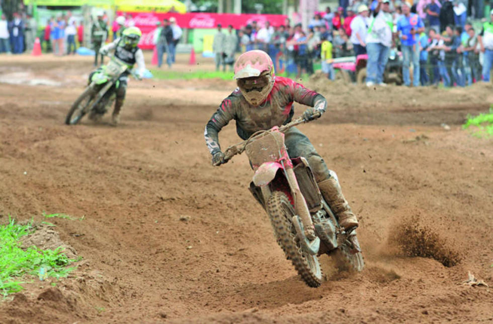 Antezana logra el título en motocross