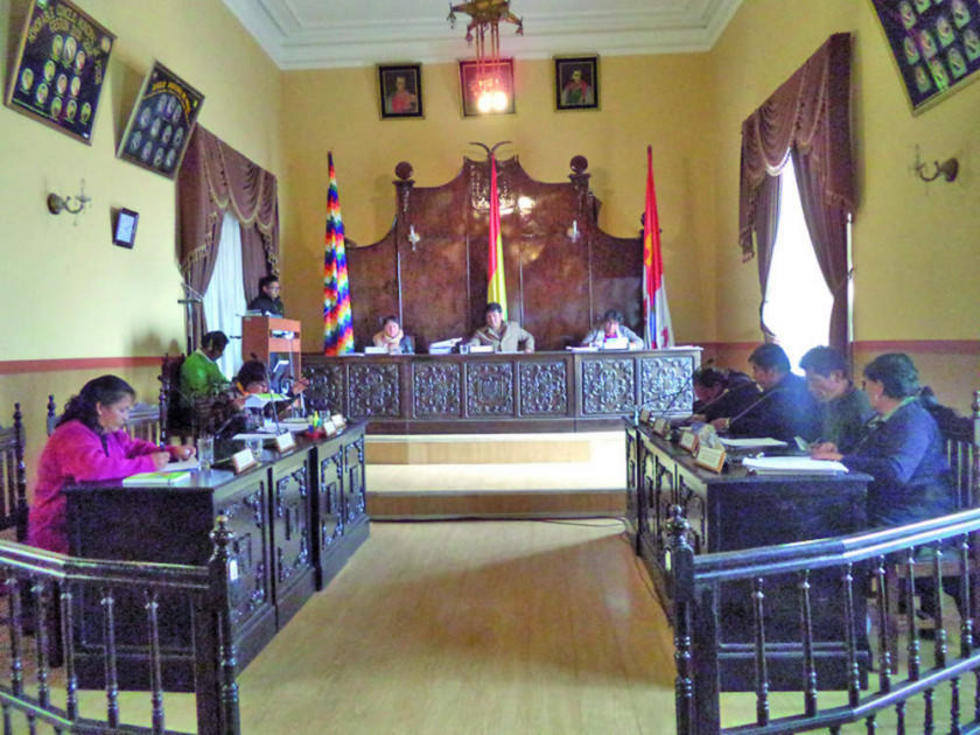 El Concejo aprueba obras y recibe a pobladores rurales