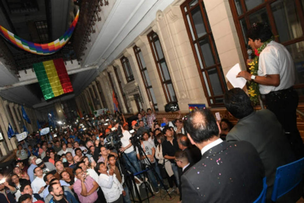 Presentan tres leyes a favor de la colectividad boliviana