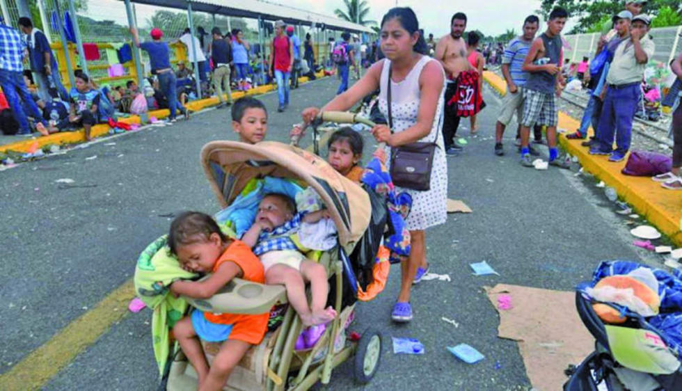 México abre la frontera a mujeres y niños de caravana de migrantes