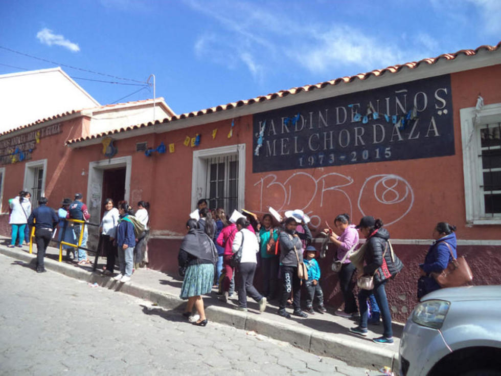 Reparten formularios de preinscripción escolar con filas de papás y mamás